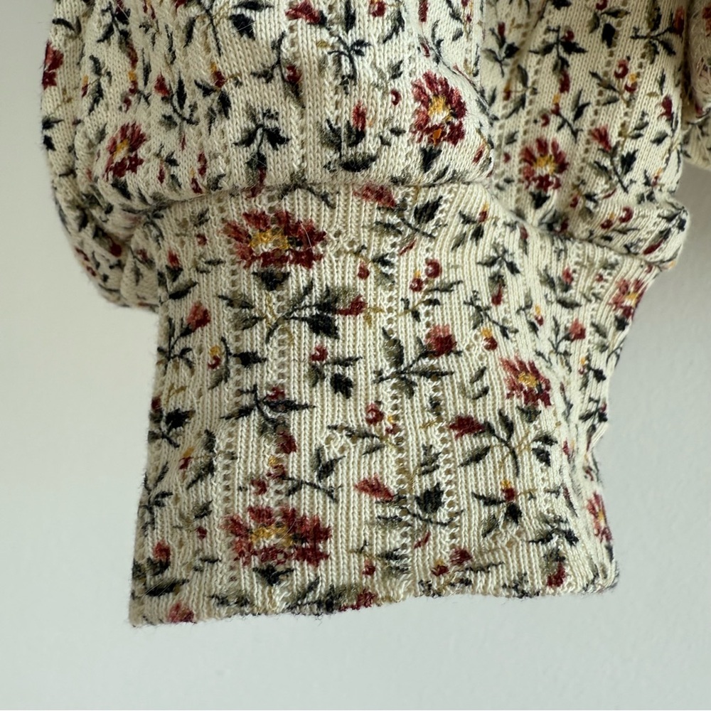 Doen Ashby Turtleneck in Cream Floral - Picture 4 of 9